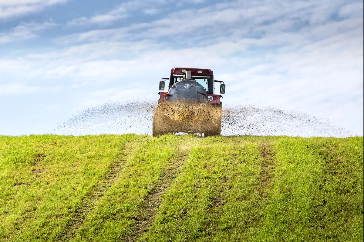 Traktor mit Jauchewagen